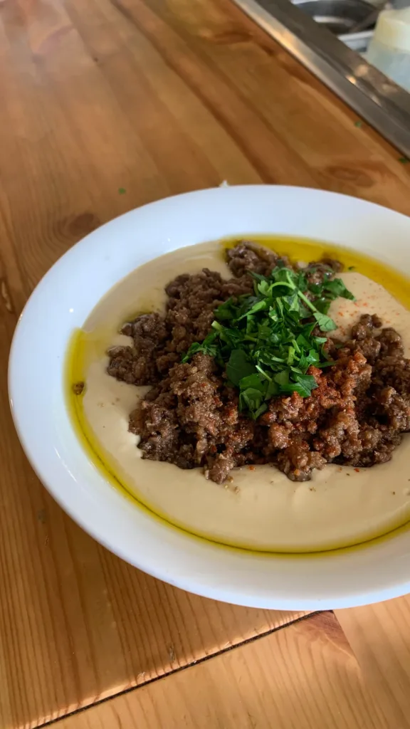 חומוס ברמת ישי, חומוס חם