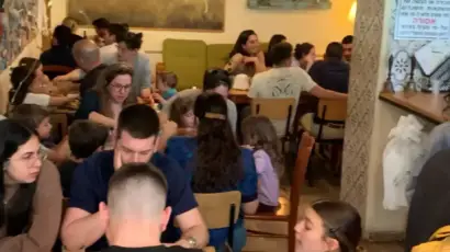 חומוסייה בצפון עם לקוחות נהנים באווירה נינוחה, מתמחה בחומוס עבודת יד ומסבחה.
