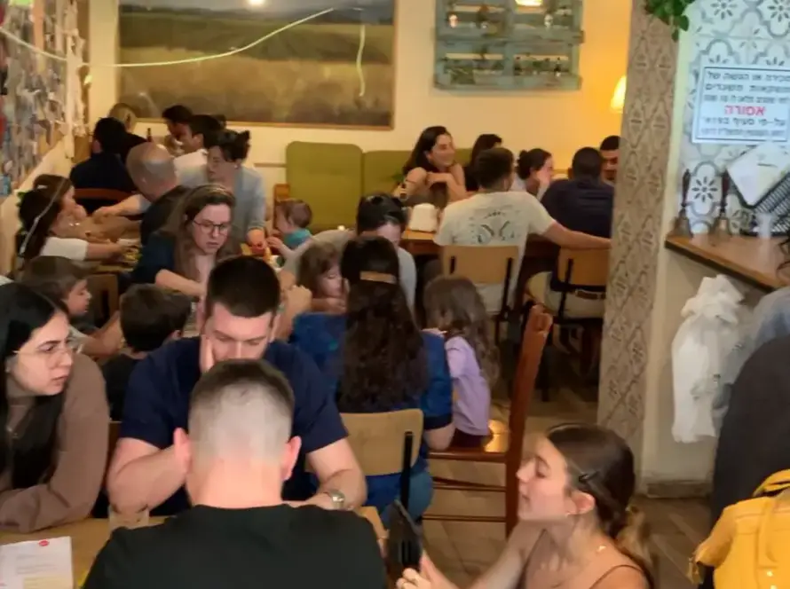 חומוסייה בצפון עם לקוחות נהנים באווירה נינוחה, מתמחה בחומוס עבודת יד ומסבחה.