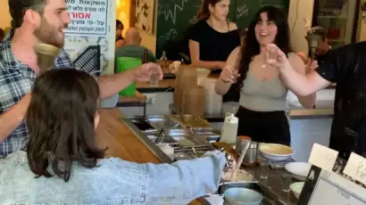 חומוסייה בגליל עם לקוחות שמזמינים חומוס עבודת יד ואווירה נעימה.