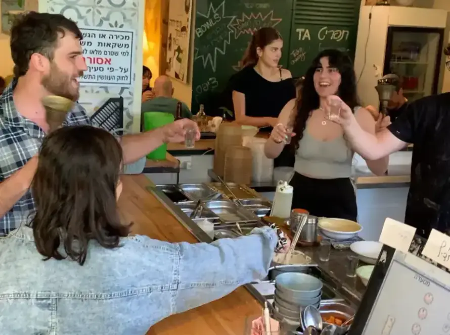 חומוסייה בגליל עם לקוחות שמזמינים חומוס עבודת יד ואווירה נעימה.